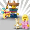Three LEGO minifigures and accessories are displayed against a striped background. Produktbild-Vorschau