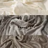 Weiche Kuscheldecke braun 150 x 200 cm mit Federprägung aus Produktbild-Vorschau 1
