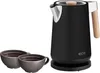 A black electric kettle with a wooden handle and lid, next to two cups of dark liquid, on a white background. Podgląd zdjęcia produktu