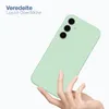 A hand holding a light green phone case. Produktbild-Vorschau