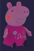 A plush toy of Peppa Pig sitting down, wearing a pink dress with musical notes and flowers. Anteprima dell’immagine prodotto