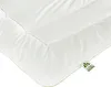 A close-up view of a white duvet with visible stitching and a small green tag attached to the corner. Produktbild-Vorschau