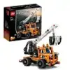 A LEGO Technic hubarbeitsbühne (cherry picker) toy set, with the box in the background and the assembled toy in the foreground. Anteprima dell’immagine prodotto