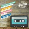 A retro cassette-shaped storage tin is shown against a brick wall background, with text overlays describing its features. Produktbild-Vorschau