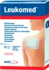 A box of Leukomed absorbent wound dressing is shown, with a close-up of the product applied to a person's shoulder. Anteprima dell’immagine prodotto