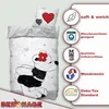 A bedding set featuring a teddy bear design with hearts, accompanied by marketing icons and text. Produktbild-Vorschau