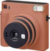 A close-up studio shot of a Fujifilm instax SQUARE SQ 1 camera in terracotta orange. Anteprima dell’immagine prodotto