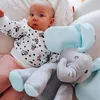 Grauer und hellblauer Plüsch-Elefant mit einem Baby, das ein Minnie-Mouse-Sweatshirt trägt Voir les images du produit