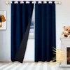 A room with navy blue curtains partially open, revealing a window with a winter scene outside. A fireplace with teddy bears on top is visible to the right, with a graphic indicating airflow. Voir les images du produit