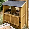 A wooden chicken coop with eggs inside, set in a grassy outdoor environment. Anteprima dell’immagine prodotto