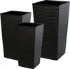 Three black planters of varying heights are arranged in a group against a white background. Anteprima dell’immagine prodotto
