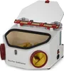 A white sandblaster machine with a clear lid and red accents, shown from a slightly elevated front-left angle. Anteprima dell’immagine prodotto