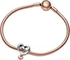 A rose gold Pandora bracelet with a heart-shaped charm that says "Sister" and a smaller heart charm that says "Love you". Podgląd zdjęcia produktu