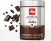 A can of illy Arabica Selection India coffee beans is shown, with scattered chocolate pieces and peppercorns in the foreground. Produktbild-Vorschau