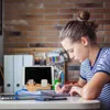 Univerzální bambusová nabíjecí stanice a organizér pro 6 Náhled obrázku produktu 3