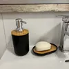 A bathroom sink with a soap dispenser and a soap dish. Voir les images du produit