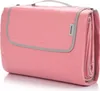 A folded pink picnic blanket with gray trim and a handle. Podgląd zdjęcia produktu