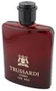 Trussardi Uomo The Red Flakon in kantigem Design, rot-transparent mit goldfarbenem Wappen und schwarzem Verschluss. Produktbild-Vorschau