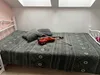 A violin and bow are placed on a bed with pillows and a patterned blanket. Anteprima dell’immagine prodotto