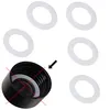 A black bottle cap with a white gasket inside, and five white gaskets are arranged around it on a white background. Produktbild-Vorschau