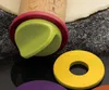 A close-up of a rolling pin with adjustable thickness guides and separate thickness rings for dough. Produktbild-Vorschau