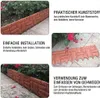 Braune Kunststoff-Gartenumrandung mit Pflasterstein-Optik, gezeigt installiert neben einem Rosenstrauch und auf dem Boden Náhľad obrázku produktu