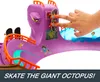 A hand is shown interacting with a toy skateboard park shaped like a purple octopus. Náhled obrázku produktu