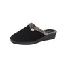 A single black slipper with a leopard print trim and a gold buckle is shown on a white background. Anteprima dell’immagine prodotto