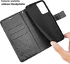 A hand is holding a black phone case, showing its interior and card slots. Produktbild-Vorschau