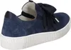 A side view of a blue suede sneaker with a bow detail. Produktbild-Vorschau