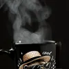 Otter mit Strohhut und Sonnenbrille Tasse in Schwarz mit Produktbild-Vorschau 6