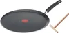 A black omelet pan with a red indicator and a wooden spreader on a white background. Voir les images du produit
