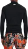 A person wearing a black long-sleeved shirt and patterned shorts, viewed from the back. Produktbild-Vorschau