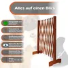 A wooden expandable dog gate is shown in front of a blurred image of a dog. Text overlays describe the features of the gate. Produktbild-Vorschau
