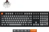 A mechanical keyboard and a keyboard switch are displayed against a white background. Voir les images du produit