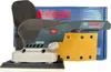 A Bosch cordless orbital sander with a dust bag and a sheet of sandpaper is displayed in front of its packaging. Anteprima dell’immagine prodotto