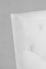 A close-up of a white tufted chair. Voir les images du produit