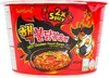A close-up studio shot of a cup of Samyang 2x Spicy Hot Chicken Flavor Ramen. Produktbild-Vorschau