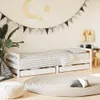 A child's bedroom with a white twin bed, striped bedding, a round rug, and decorative wall hangings. Voir les images du produit