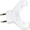 A white night light with two prongs for plugging into an electrical outlet. Voir les images du produit