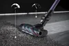 A vacuum cleaner head is shown on a carpet and hard floor, with graphical indicators of performance. Voir les images du produit