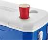 A red cup is placed in a holder on the lid of a blue and white cooler. Produktbild-Vorschau