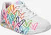 A white sneaker with a colorful heart print. Voir les images du produit