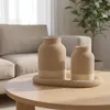 Vases striés style japandi lot de 2 avec plateau ovale, set Voir les images du produit 2