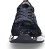A front view of a single blue sneaker with a floral pattern and white sole. Produktbild-Vorschau