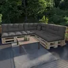 Outdoor seating area with a modular pallet sofa and coffee table. Anteprima dell’immagine prodotto