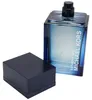 Herrenduftflakon Extreme Sky von Michael Kors in kantigem Blau mit modernem Farbverlauf und abgenommener, glänzender Kappe im passenden Look. Náhled obrázku produktu