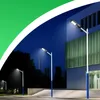 Street lights in front of a modern building at night, with a green and white overlay. Anteprima dell’immagine prodotto