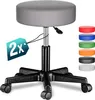 A grey adjustable stool with a black base and wheels is shown. Several colored circular swatches are displayed to the right of the stool, and a teal tag with '2x' is attached to the stool's pole. Anteprima dell’immagine prodotto