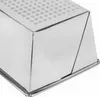 Close-up of the corner of a metal baking pan. Voir les images du produit